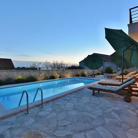 Family Friendly House With A Swimming Pool - 25219 Makarska