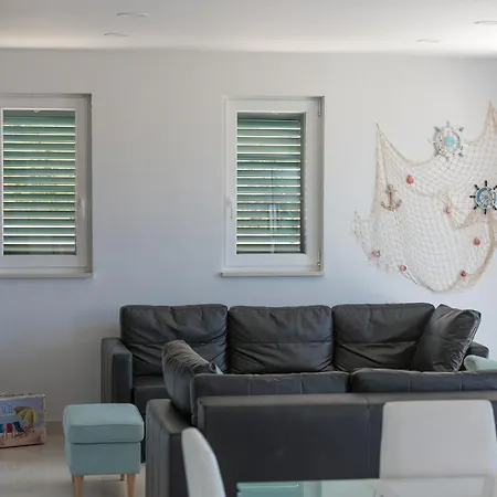 Family Friendly House With A Swimming Pool - 25219
