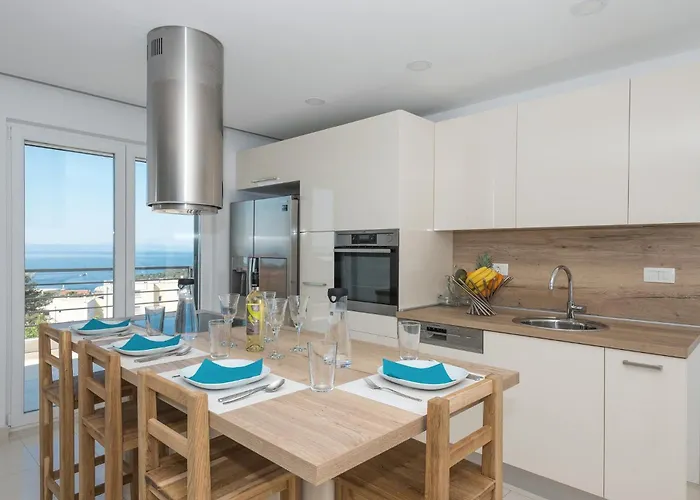 Family Friendly House With A Swimming Pool - 25219 בית נופש